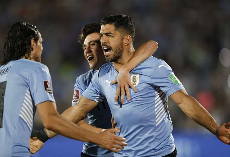 Festeja Luis Suárez con Cavani, dos históricos de la selección uruguaya. Foto: AFP