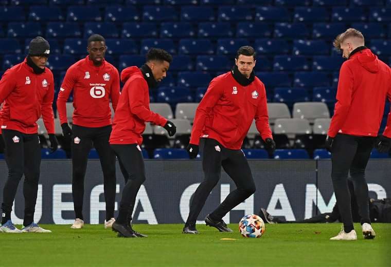 Jugadores del Lille entrenaron este lunes en el estadio Stamford Bridge. Foto. AFP