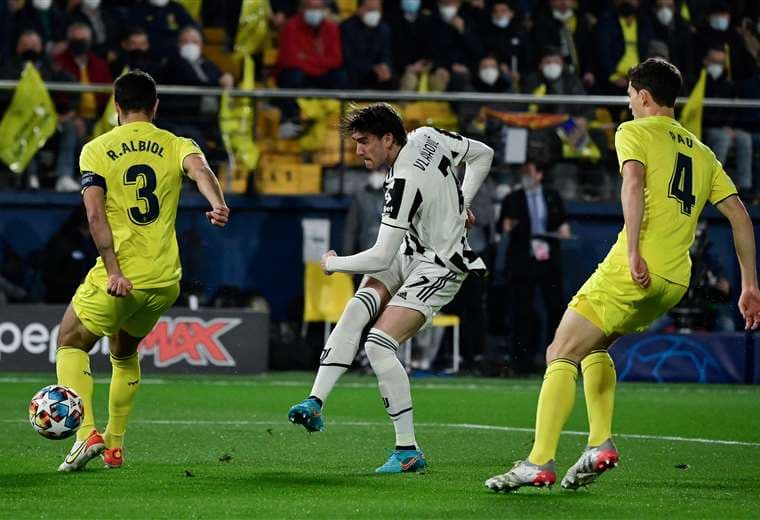 El remate de Vlahovic para marcar su gol ante Villarreal. Foto: AFP