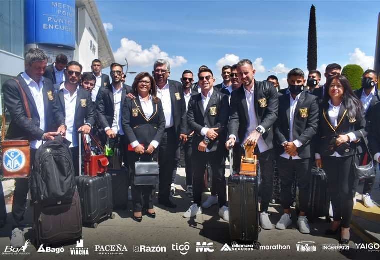 La delegación de The Strongest que el domingo viajó a Montevideo. Foto: The Strongest