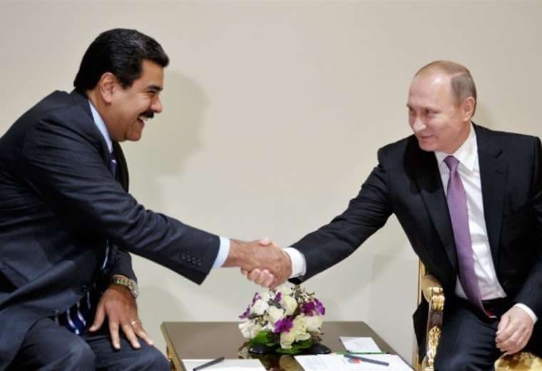 Nicolás Maduro (izq.) es muy cercano a Vladimir Putin (der)