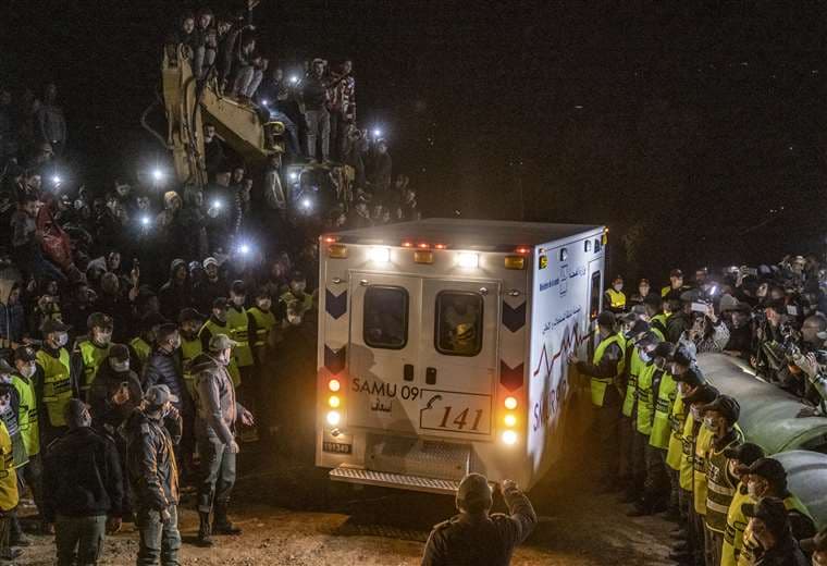 El cuerpo del pequeño fue trasladado en esta ambulancia. Foto AFP 