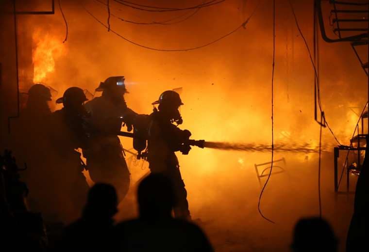Los bomberos intentan sofocar las llamas/Foto Fuad Landívar 