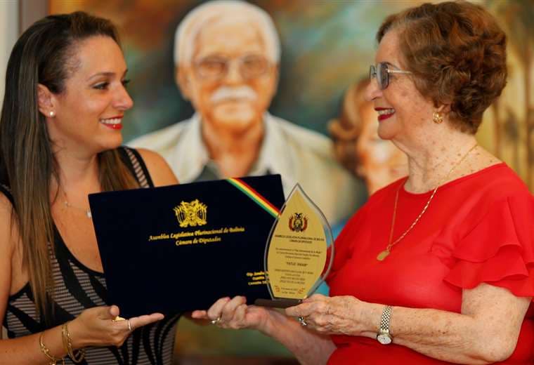 Alejandra Saucedo Rivero recogió el galardón en La Paz, para traérselo a su abuela