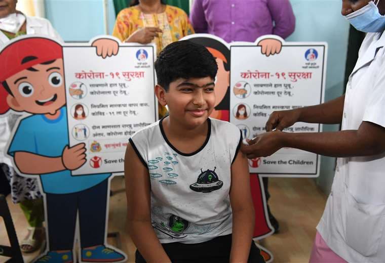 La vacunación entre los adolescentes se ha intensificado en India /AFP