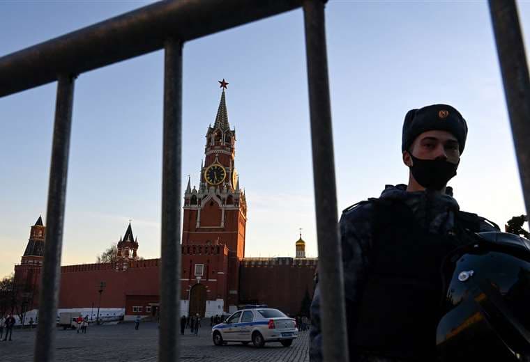 Guardia en la Plaza Roja frente al Kremlin en el centro de Moscú/AFP