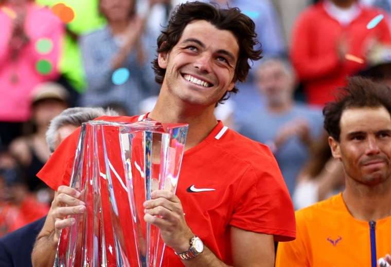 Taylor Fritz (izq.) y Rafael Nadal durante la premiación. Foto: AFP