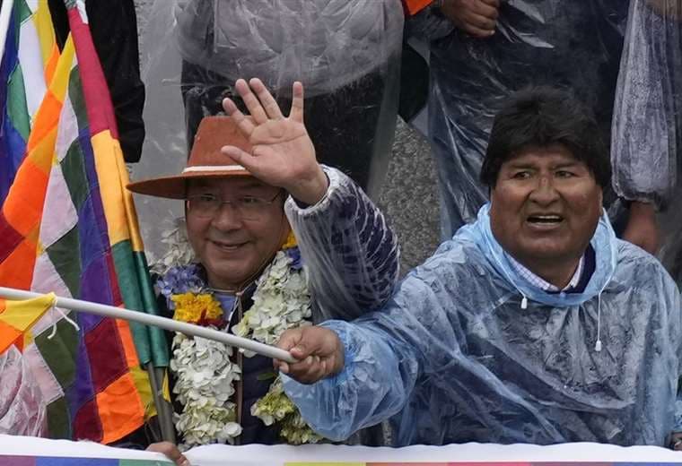 Luis Arce junto a Evo Morales.