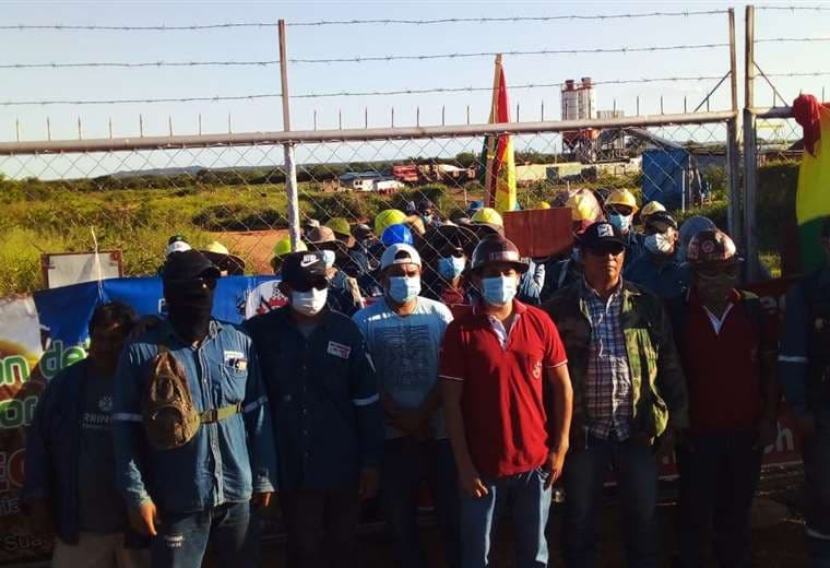 Paro y bloqueo de los trabajadores en la entrada de la siderúrgica Mutún