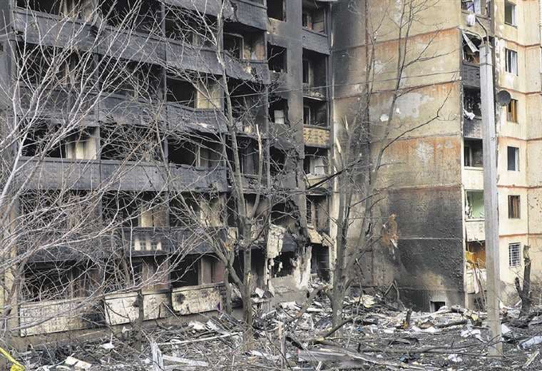 Edificio destruido por los bombardeos rusos en  Kharkiv/Foto: AFP