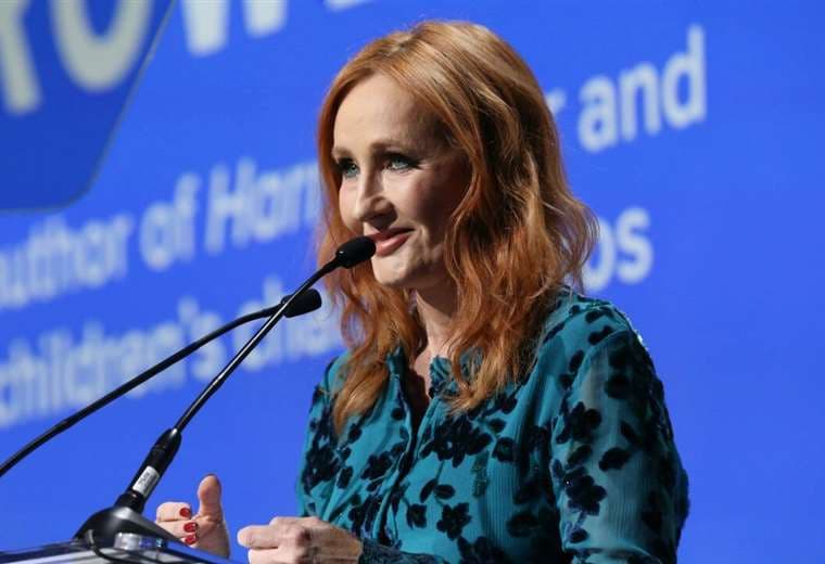 J.K. Rowling habla durante una gala de entrega de premios de defensa de los DDHH