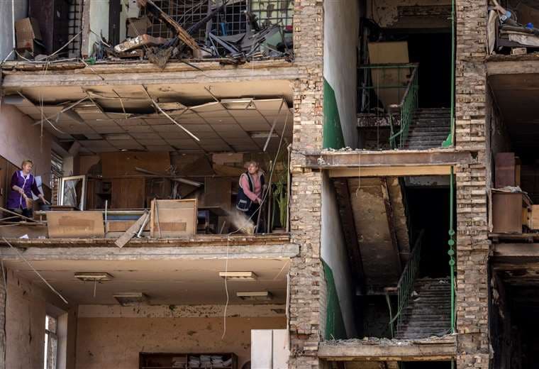 Mujeres limpian en un edificio bombardeado en Vyshneve, suroeste de Kiev/Foto: AFP