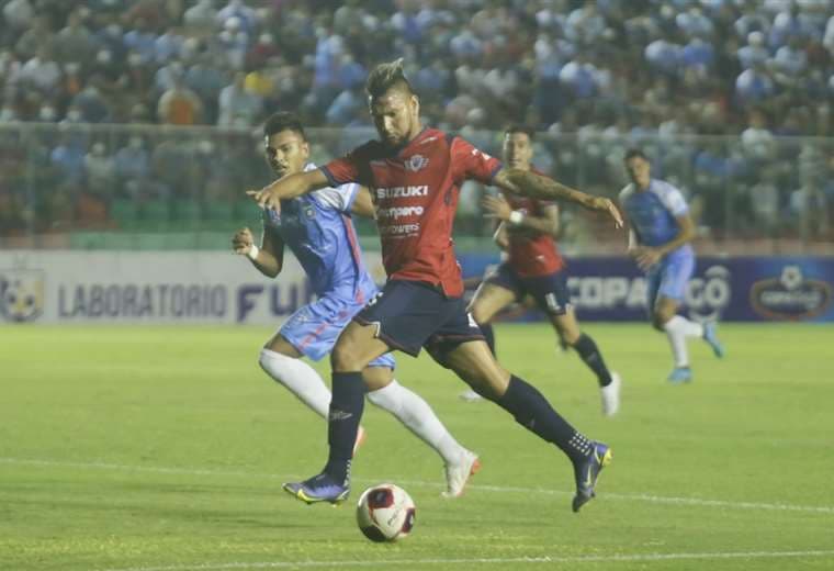Andrés Chávez se lleva la pelota ante la marca de Erwin Montero. Foto. APG