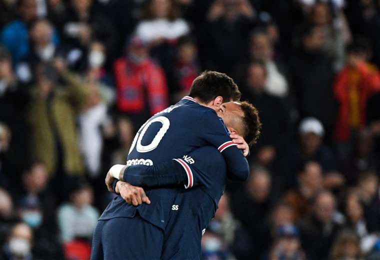 La celebración de Messi y Neymar tras el gol del crack argentino. Foto: AFP