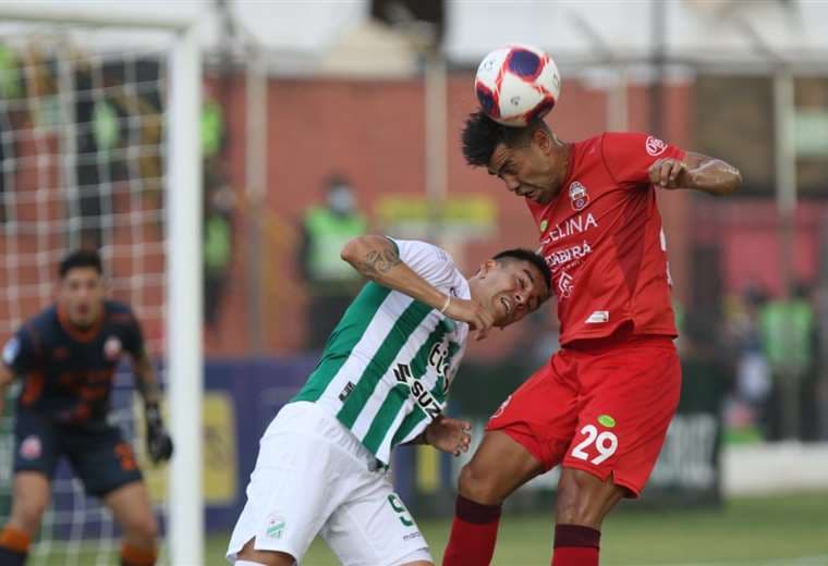 El duelo entre Amarilla y Suárez en el partido Guabirá-Oriente. Foto: Jorge Ibáñez