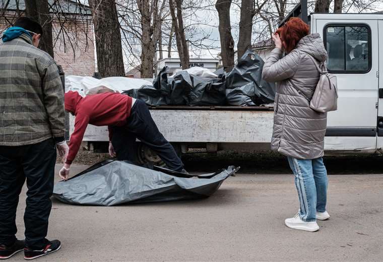 Los cadáveres, extraídos de una fosa en la localidad de Myrotske /AFP