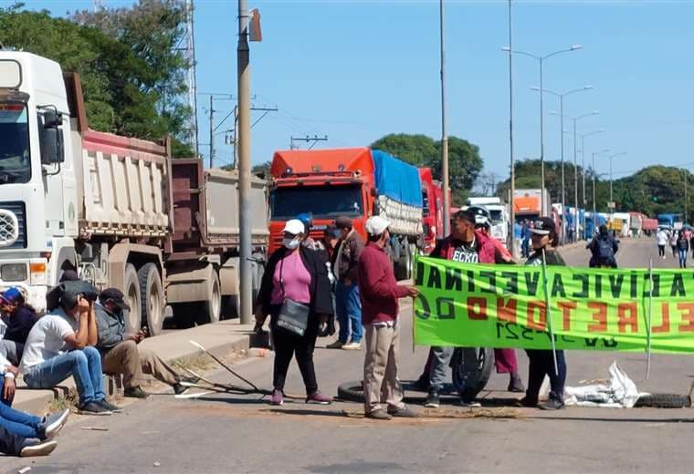 Instalaron el bloqueo desde las 11:00 en la carretera a Cotoca Foto: Jorge Gutiérrez 