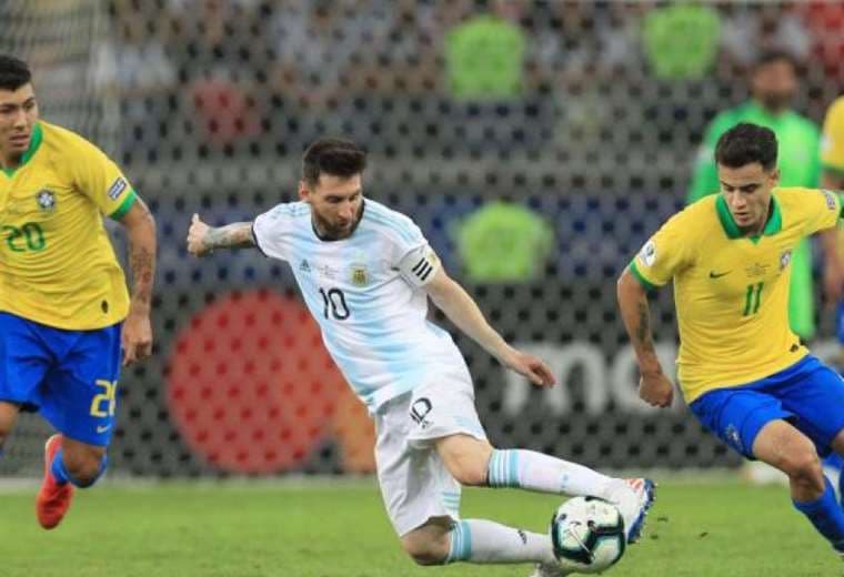 Argentina y Brasil tendrán que jugar el partido pendiente por las Eliminatorias. 