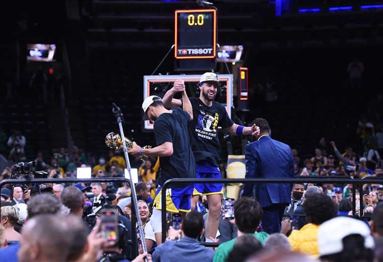 La celebración de los jugadores de los Warriors tras consagrarse campeón de la NBA. AFP