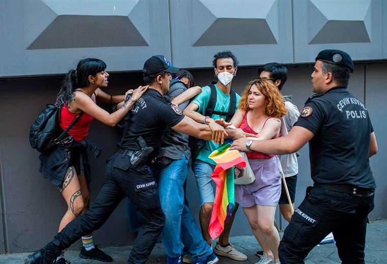 Policía detiene a participantes de la marcha del orgullo gay