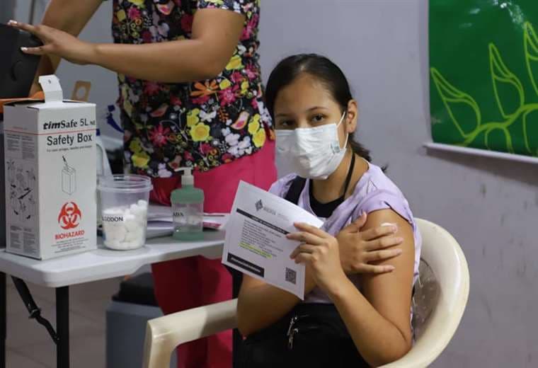 Una niña muestra su certificado de vacunación /foto: Gobernación de Santa Cruz 