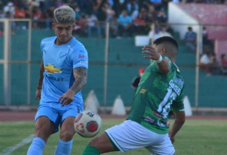 El jugador de Bolívar Gabriel Villamil elude la marca de Rodrigo Cabrera. Foto: APG 