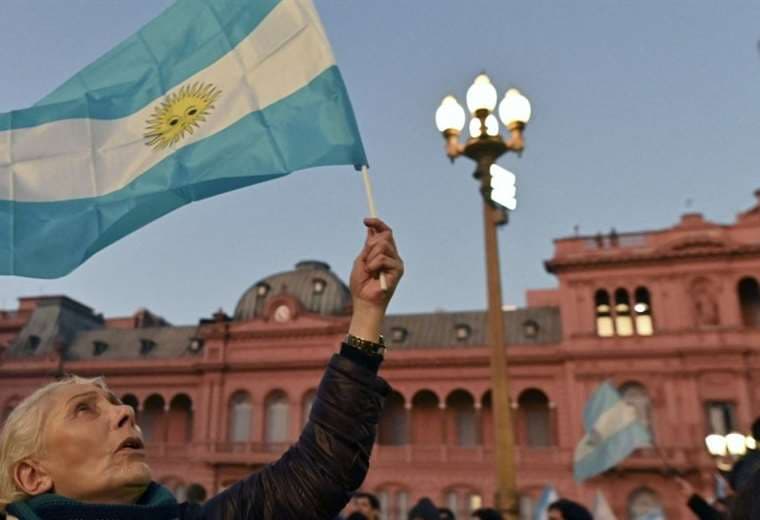 Una mujer ondea una bandera argentina en las protestas de este sábado en Buenos Aires 