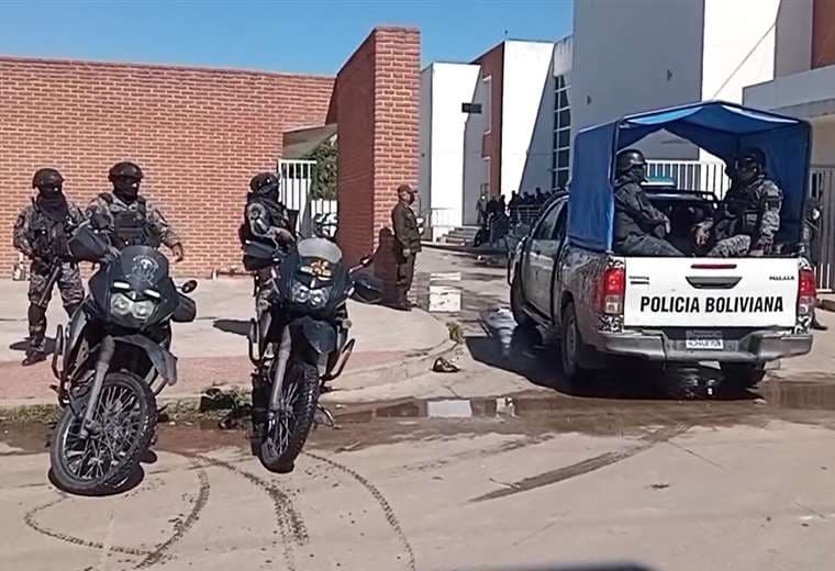 La Policía custodia en las afueras del EPI 3 