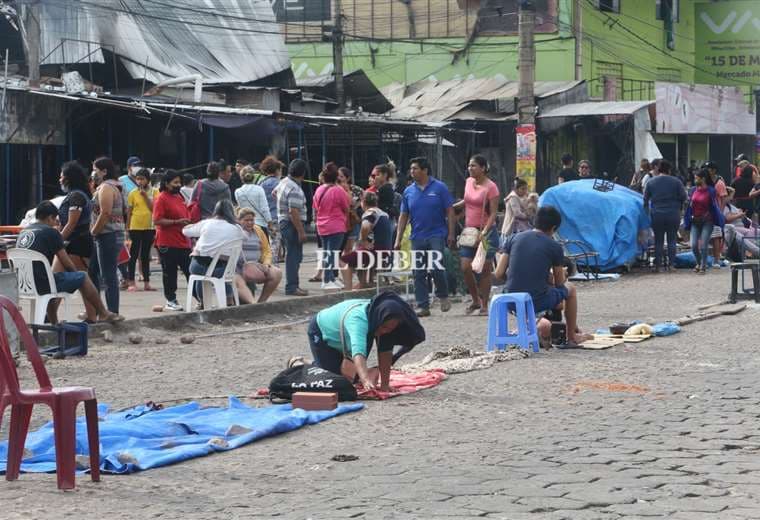 Los comerciantes afectados siguen apostados en las calles Foto: Fuad Landívar 