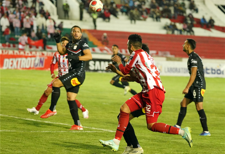 El partido entre Independiente y Real Santa Cruz se juega en el estadio Patria. Foto. APG