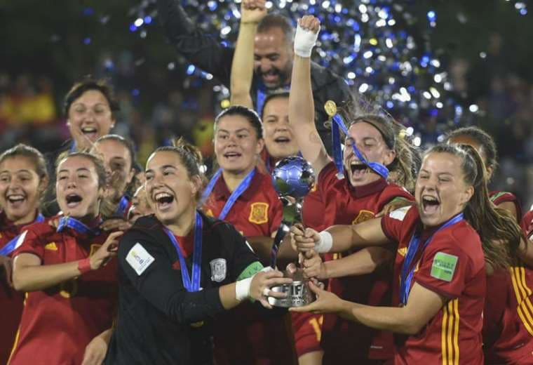 Las jugadoras de España levantan la copa de campeonas del mundo. AFP