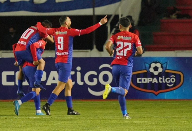 Los jugadores de Universitario celebran el gol de Suárez ante Bolívar. Foto. APG 