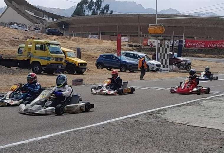 Pilotos en plena competencia en la ciudad de La Paz. Foto: Febad