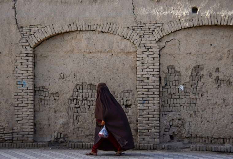 También ordenaron a las mujeres afganas cubrirse totalmente en público