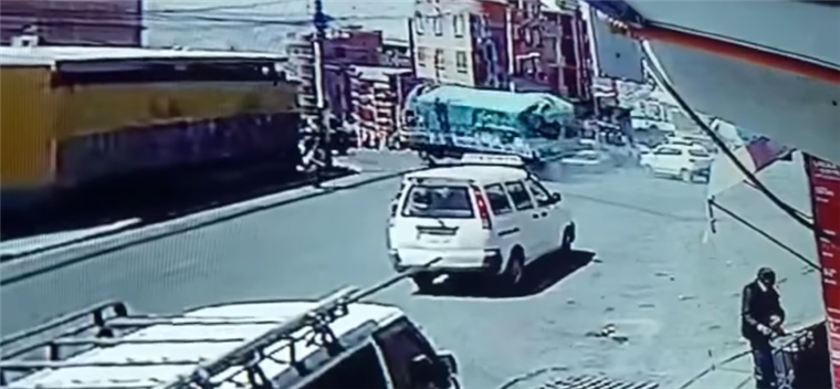Camión que perdió el control en La Paz I captura.
