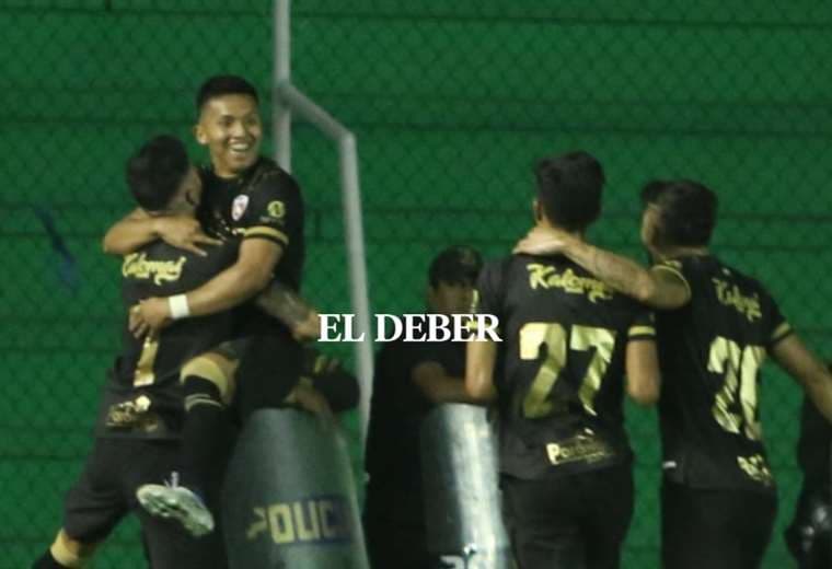 García celebra con sus compañeros el gol que le hizo a Oriente. Foto: Fuad Landívar