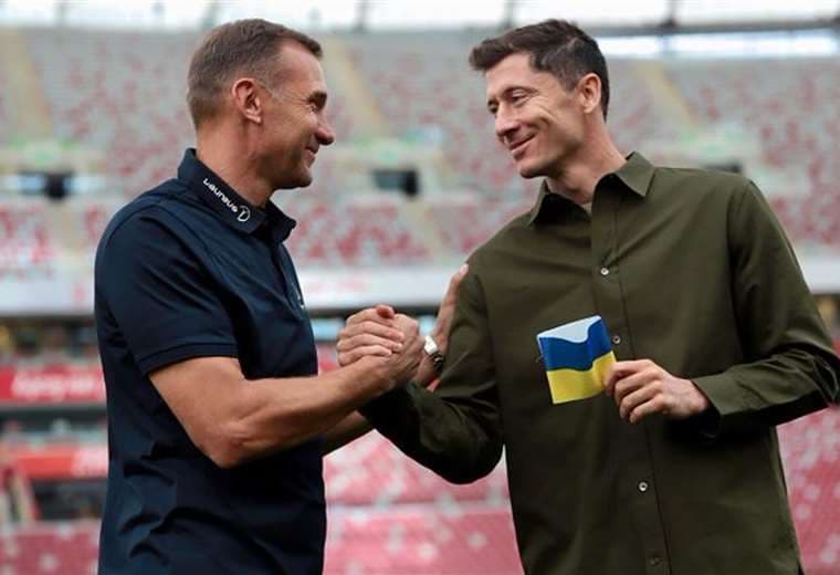 Andriy Shevchenko entrega la cinta que el delantero del Barça lucirá en el Mundial