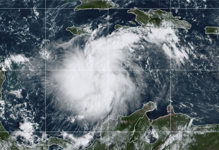 Imagen satelital de la tormenta Ian 