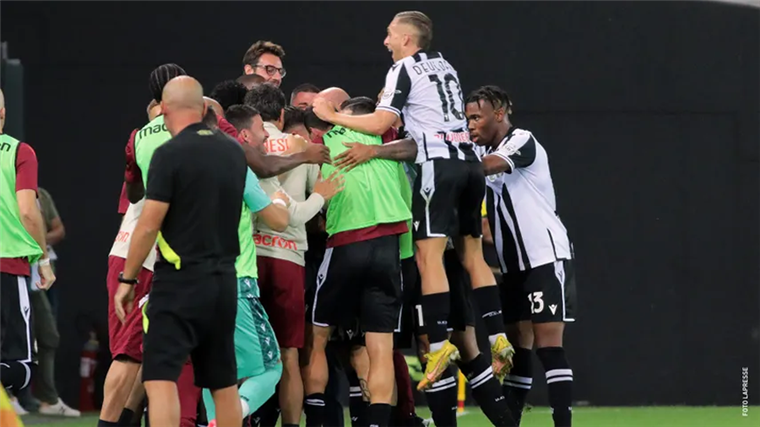 Suplentes y titulares de Udinese celebran la goleada ante Roma. Foto. Internet 