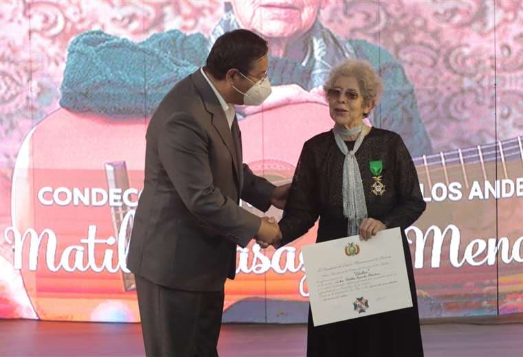 Arce entrega el galardón a la cantautora y escritora sucrense/ Foto: Correo del Sur 