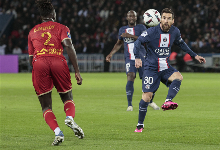 Lionel Messi domina el balón ante la llegada de un rival. Foto. AFP