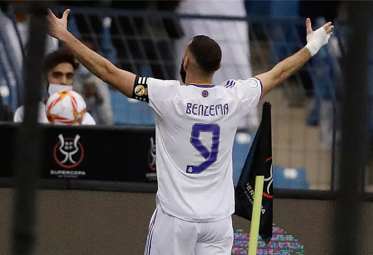 Karim Benzema en acción con el Real Madrid en la Supercopa de España.