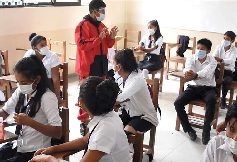 Estudiantes pasando clases en Tarija
