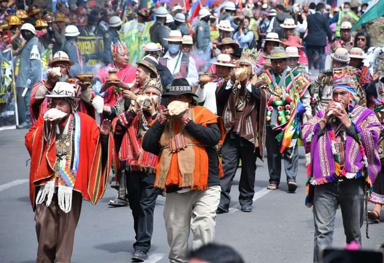 Desfile militar y social en La Paz mostró apoyo a Arce. Foto APG