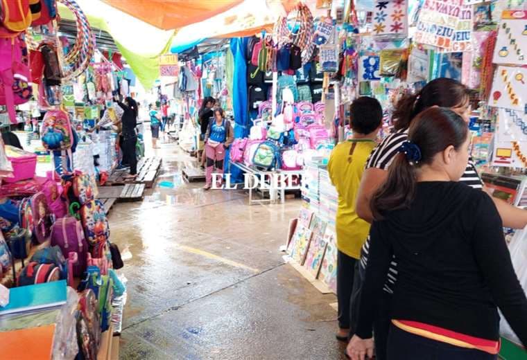 Venta de material escolar en el mercado nuevo La Ramada / Foto: Juan Delgadillo