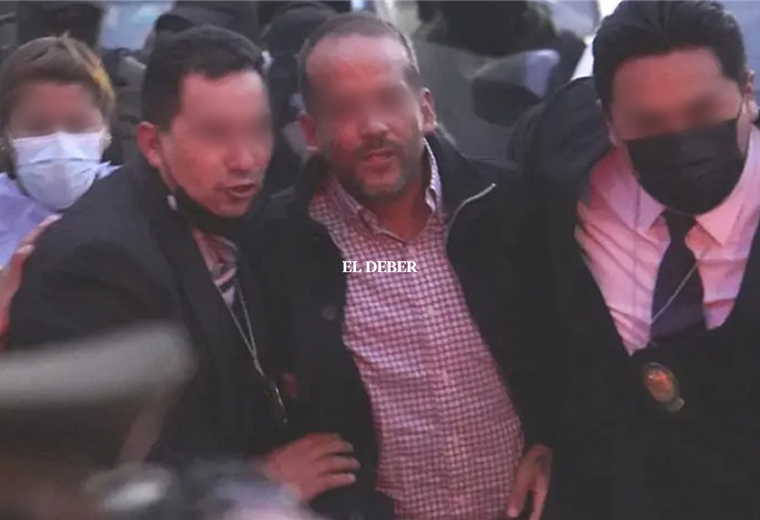 Así fue llevado el gobernador de Santa Cruz a la Fiscalía de La Paz. Foto. AFP 