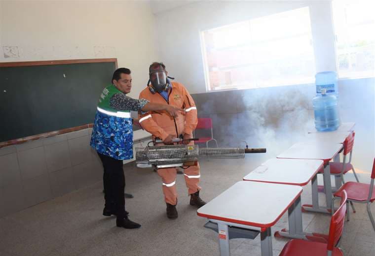 Alcalde Jhonny Fernández acompaña a brigada de fumigación en unidades educativas/GASMSC