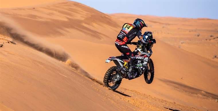 Daniel Nosiglia en la arena del desierto en Arabia Saudita. Foto: Prensa Team Nosiglia