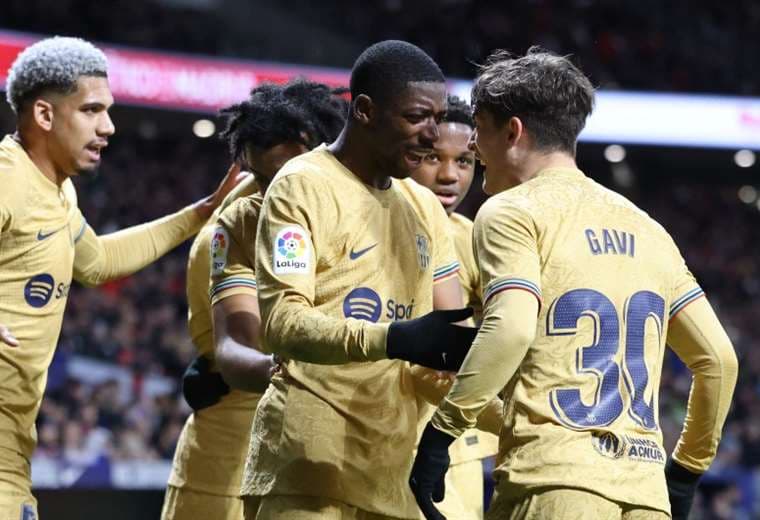 Ousmane Dembelé (c.) le dio el triunfo al Barcelona. Foto: AFP