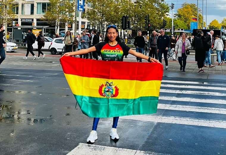 Jhoselyn Camago con la bandera boliviana en Amsterdam. Foto: FAB